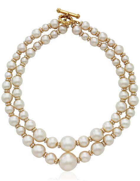 faux pearl chanel necklace